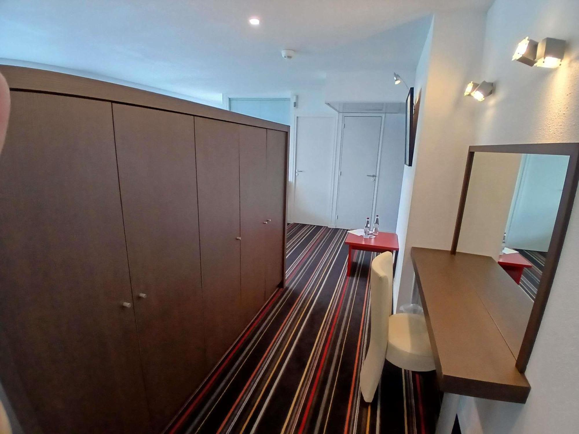 Ibis Styles Segre Hotel Екстериор снимка